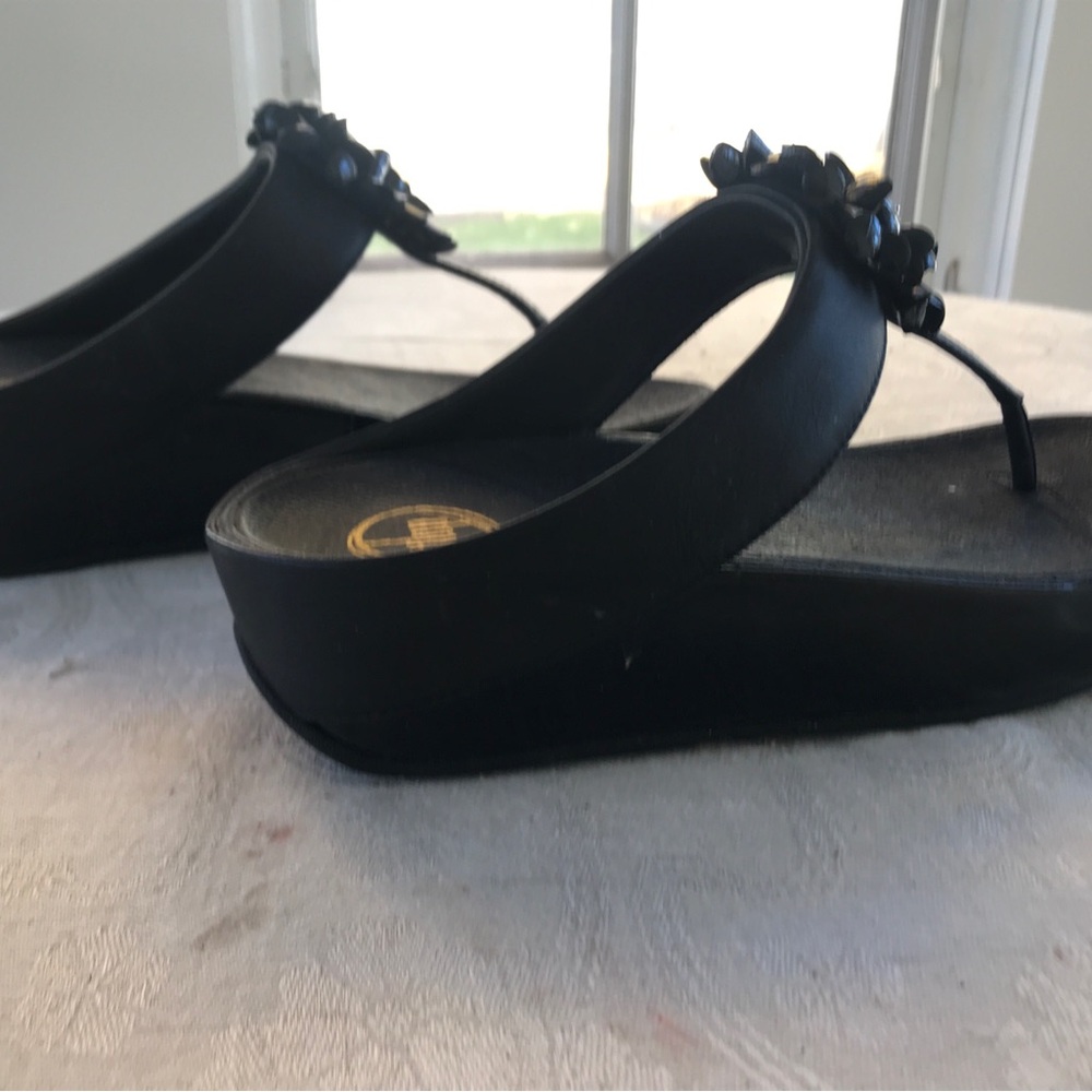 Fitflop toe post thong flip flop with decorative “ blossom “ front.